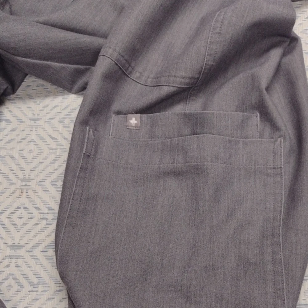 Figs Men's Scrub Pants in Gray